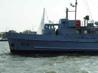 navy boat.jpg (41837 bytes)